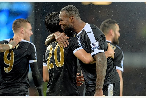 Wes Morgan congratulates goalscorer Shinji Okazaki at Everton