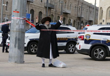 UK-ISRAEL-PALESTINIANS:Israeli officers shoot dead a knife-wielding Palestinian- police