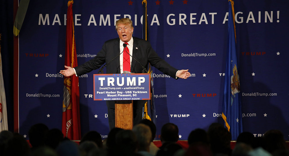 Donald Trump hablando durante un acto en el portaaviones USS Yorktown en Mount Pleasant Carolina del Sur el 7 de diciembre del 2015