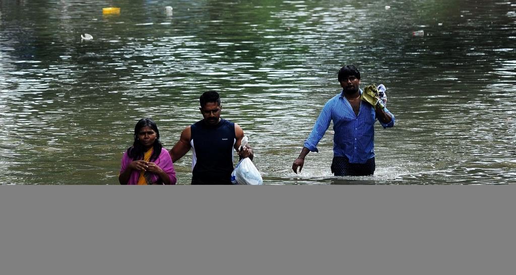 India army on war footing to rescue survivors as flood toll nears 270