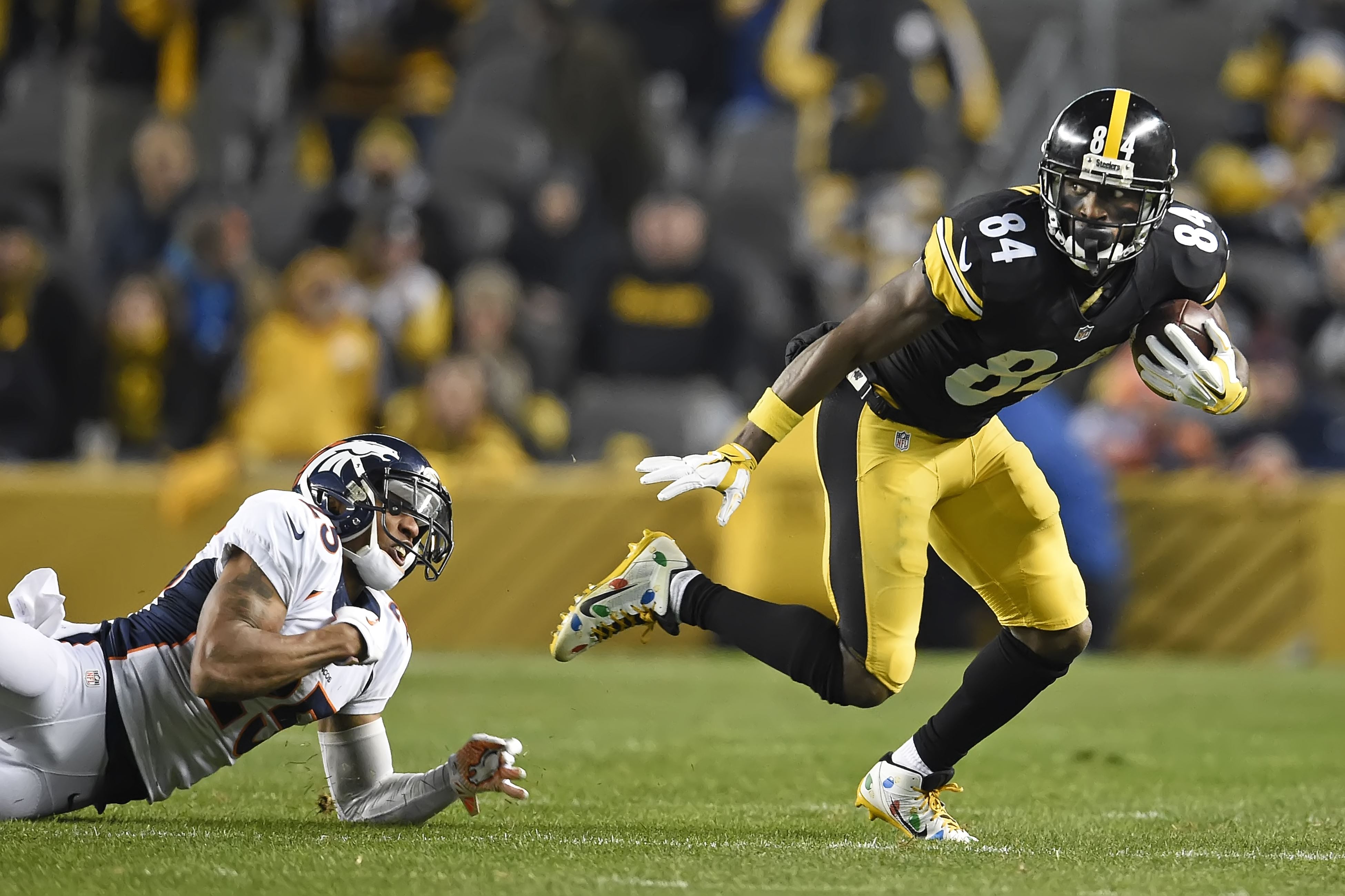 20151220pdSteelersSports20 Pittsburgh Steelers Antonio Brown breaks away from Broncos Ronnie Hillman at Heinz Field Pittsburgh Pa