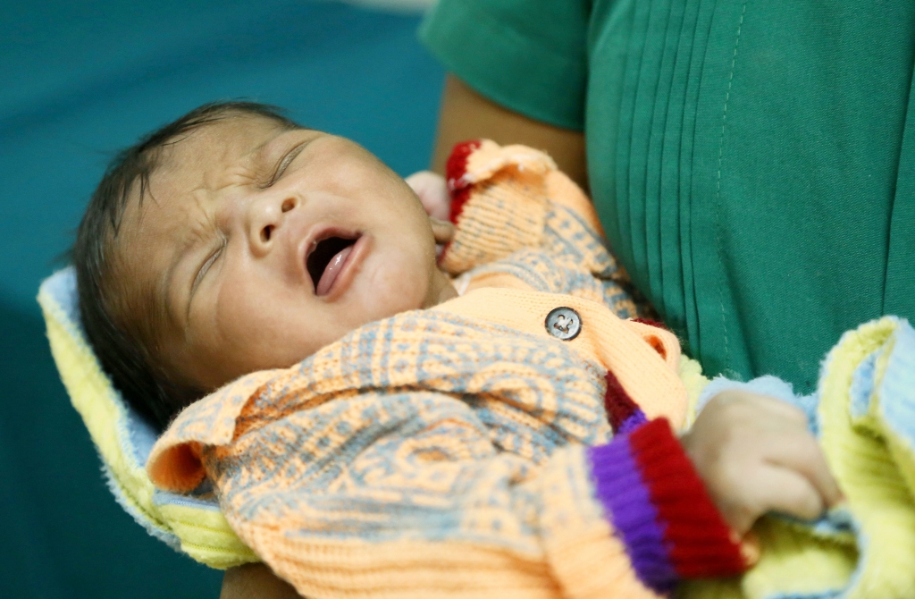 Pediatrician Shows How To Effectively Calm A Crying Baby [Video]