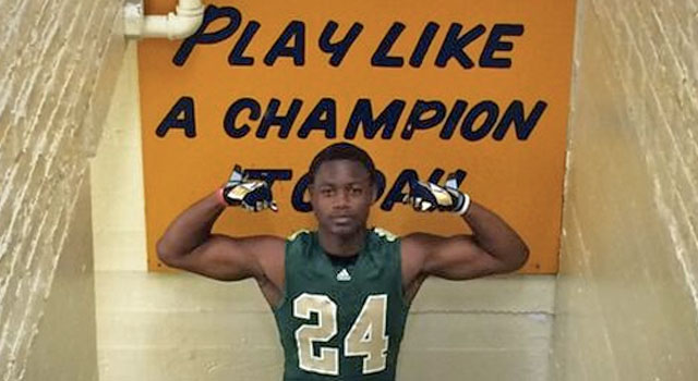 Daelin Hayes Commits to Notre Dame