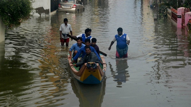 People affected due to heavy rain rescued in boats in Velachery | EPS