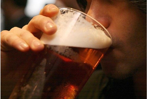 Pint of beer or medium glass of wine'can protect against early death from Alzheimer's disease       	      	     VIEW