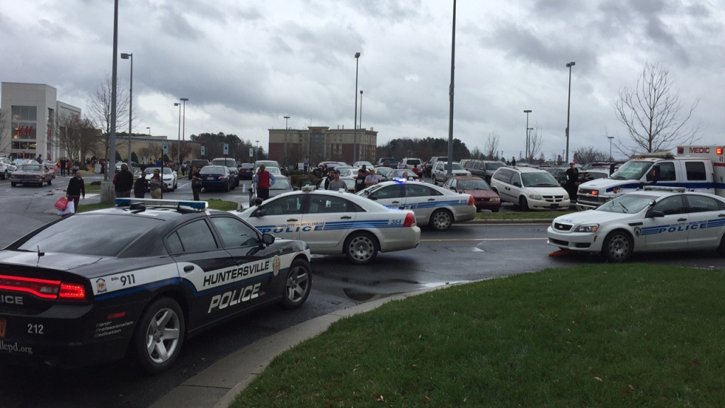 Police have shot dead a gunman in a North Carolina mall packed with Christmas Eve shoppers