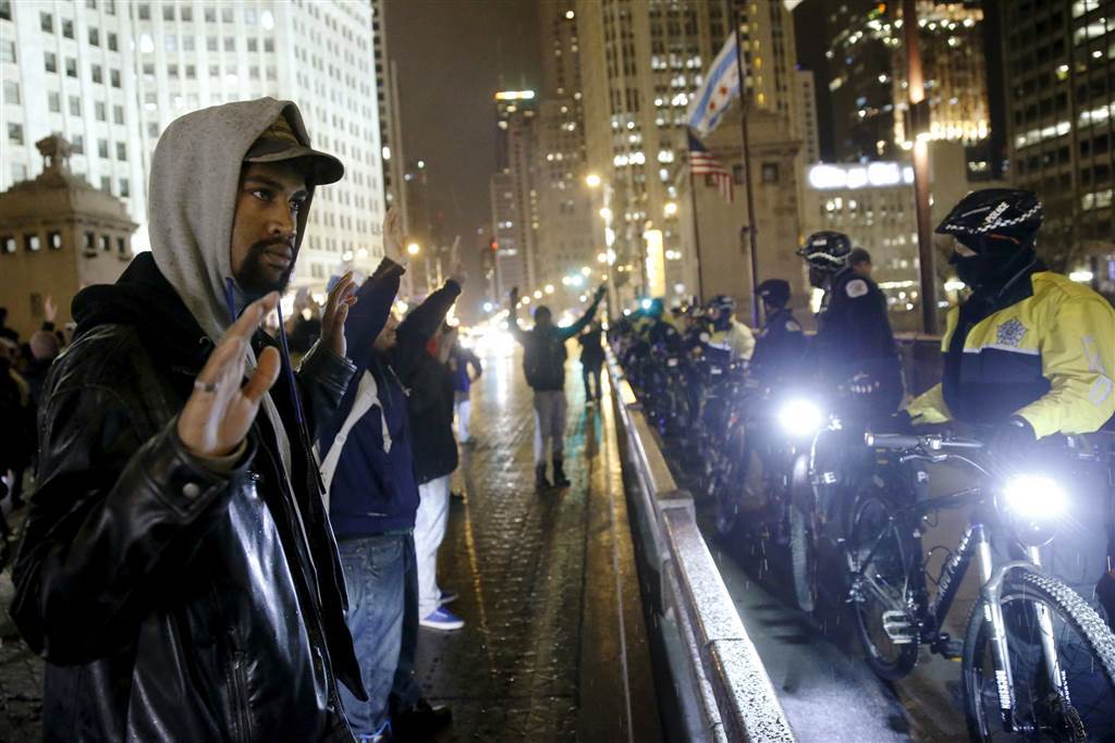 IMAGE Chicago protesters confront police