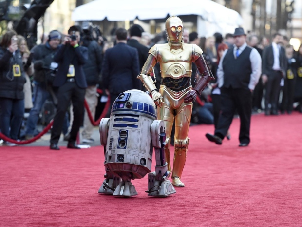 R2-D2 and C-3PO walk the red carpet at The Force Awakens premiere