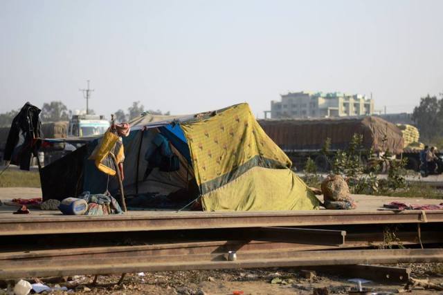 Indian Railways demolish 500 Delhi slums, one child dead