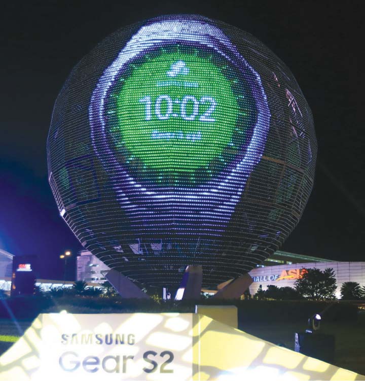 SM MOA Globe lights up with the Gear S2 watchface