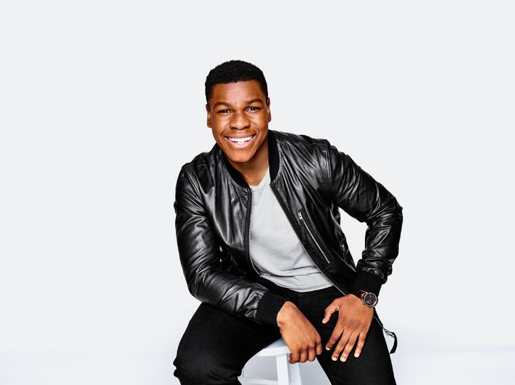 Star Wars' John Boyega arrives LATE to The Force Awakens press conference