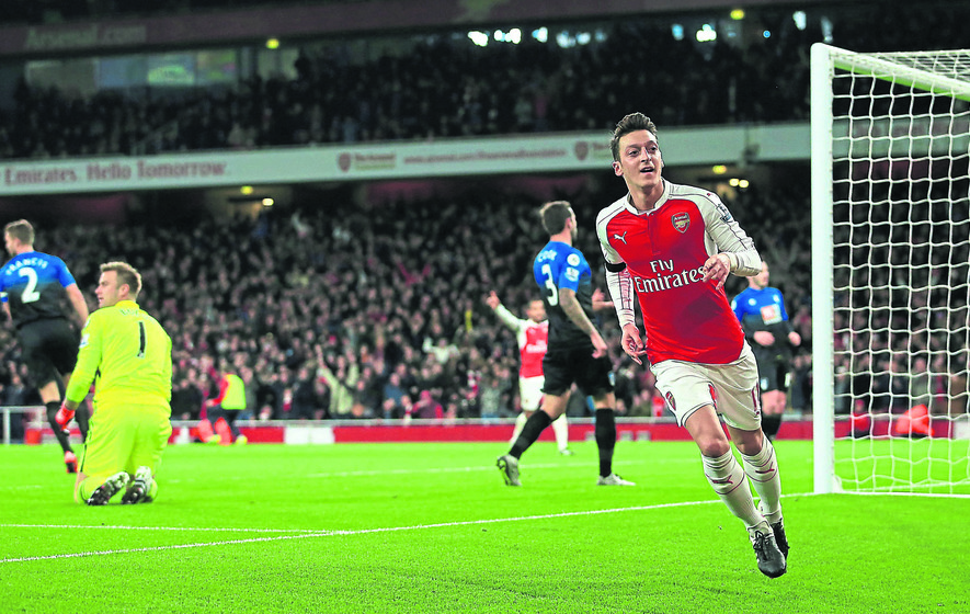 Wenger compares Ozil to Arsenal legend Bergkamp