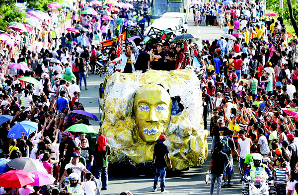 Filipino fans gather as floats carrying popular Filipino movie stars make their way during the ‘Parade of Stars’ in Manila Philippines on Dec 23. The annual event is held to promote the Philippine Film Festival