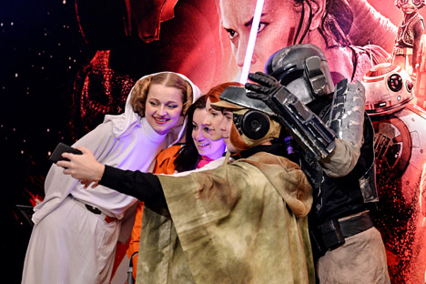 Star Wars fans gear up for opening night                      WXYZ