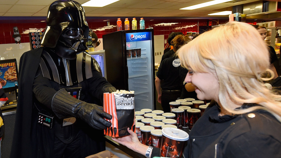 Darth Vader hands out popcorn at a'Force Awakens screening SOURCE Getty