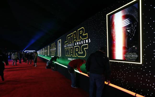 'Star Wars' crowd goes crazy when film stops, restarts