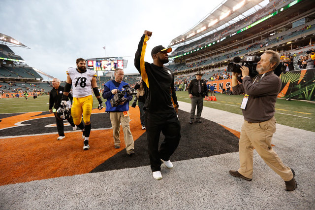 Steelers coach Mike Tomlin gestured to fans after Sunday's 33-20 victory in Cincinnati. Click