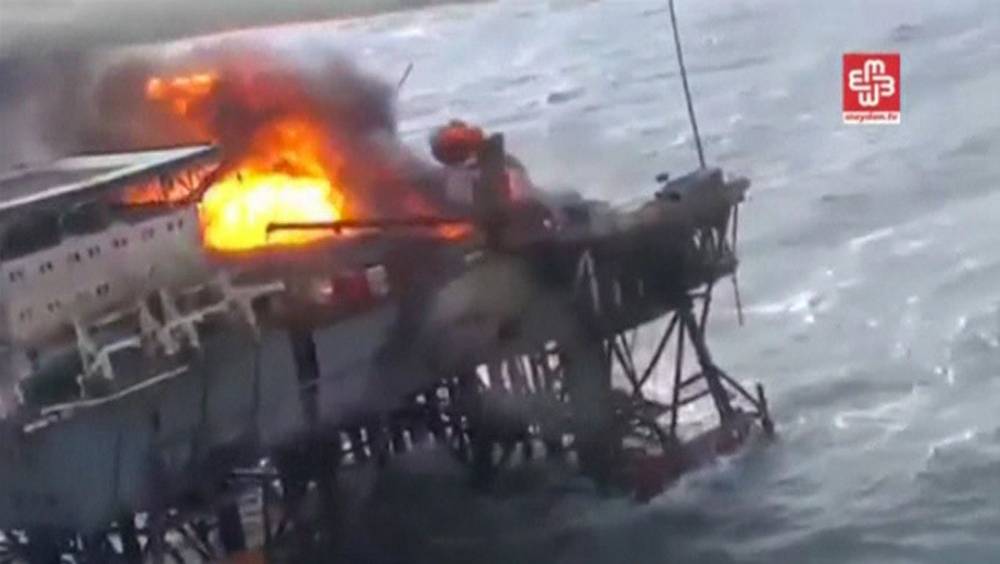 Huge blaze on oil rig 'kills at least 30&#039