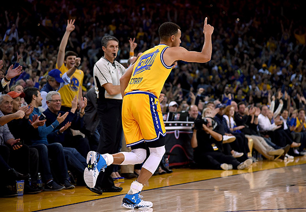 Warriors set more records, rout Suns for 17th win