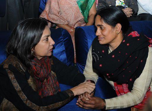 Shabana Azmi with mother of'Nirbhaya Dec. 16 gang rape victim at a Swardhanjali Sabha