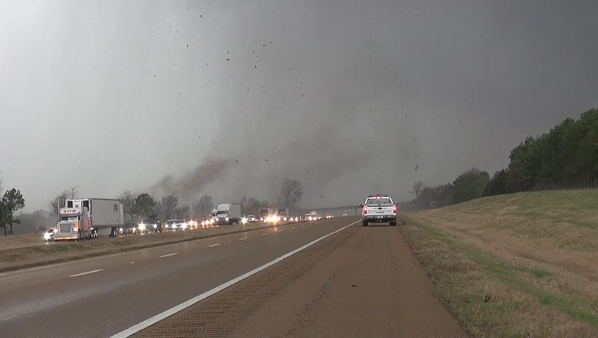 Severe storms kill six in Southern US, snarl holiday traffic