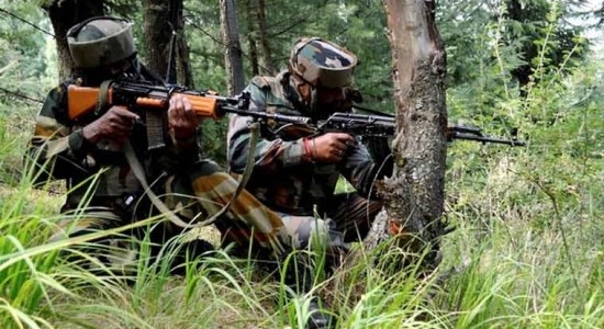 Indian police kill 2 suspected terrorists on Pampore highway