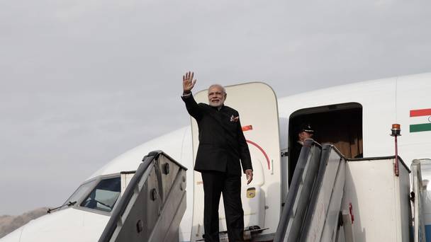 Indian Prime Minister Narendra Modi makes a surprise stop in Pakistan