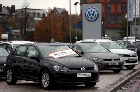 UK-VOLKSWAGEN-EMISSIONS-VEHICLEREGISTRATIONS:VW brand sales slip 2.4 percent in November