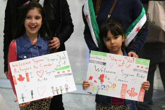 Syrian refugees begin to arrive in Canada