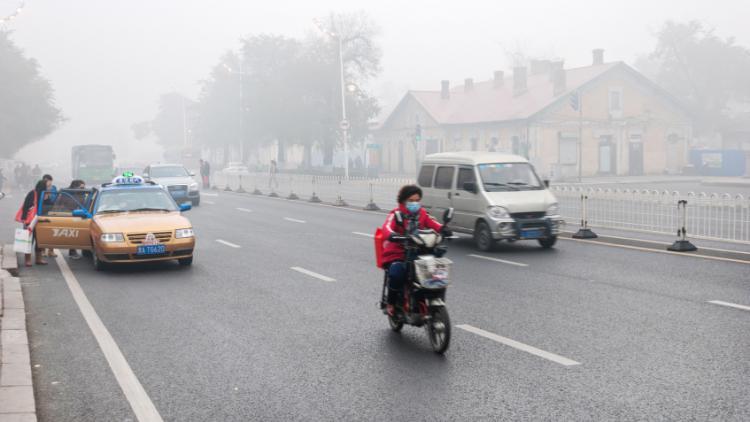 Beijing Suspends Schools, Restricts Cars on Pollution Red Alert