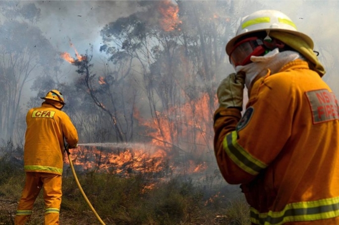 Australia: Firefighters battle to save VIC town