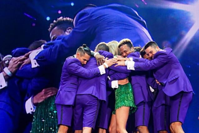 Swift hugged her dancers on the last night of the “1989” tour in Melbourne Australia on Saturday