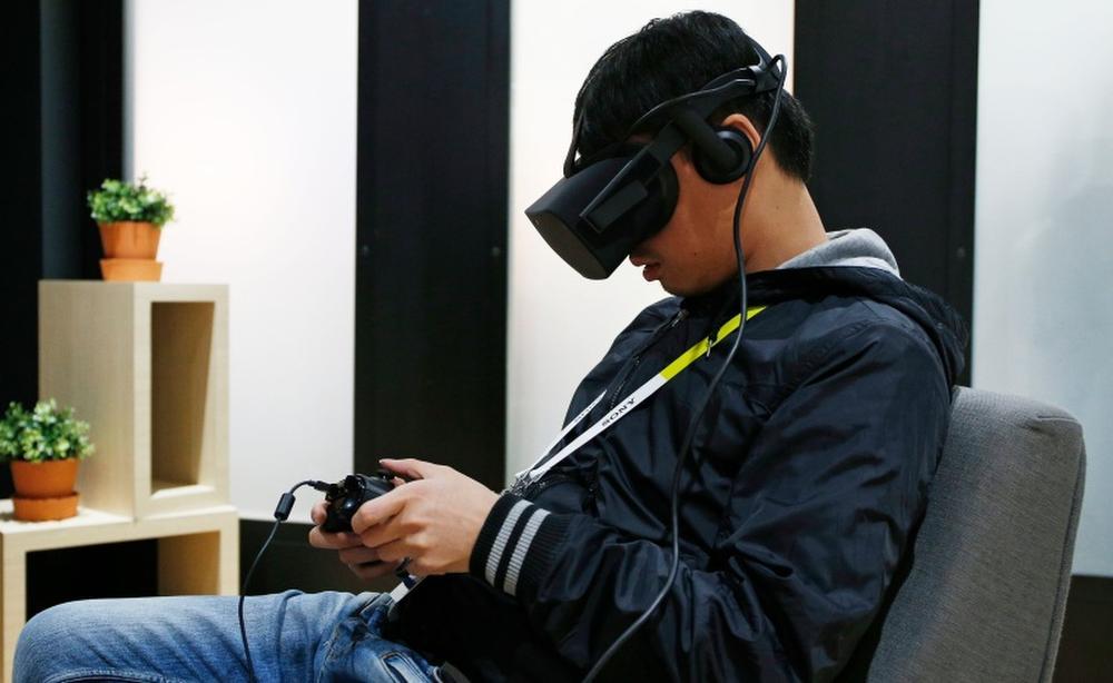 A man ussing the Oculus Rift VR headset at the Oculus booth at CES