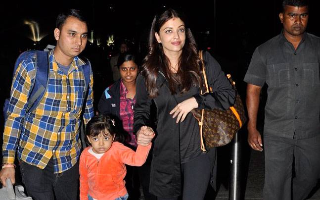 Aaradhya and Aishwarya at Mumbai airport