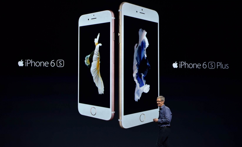 Image Apple CEO Tim Cook introduces ii Phone 6s and 6s Plus