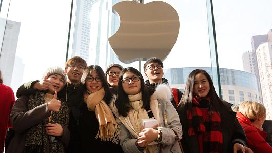 Wall Street loves Apple. Investors? Not so much