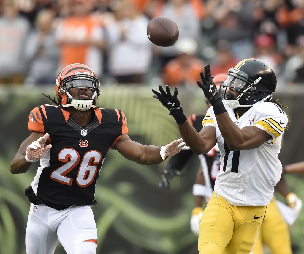 20151213pdSteelersSports03 Steelers Markus Wheaton hauls in a pass for a first down against the Bengals at Paul Brown Stadium in Cincinnati on Dec. 13