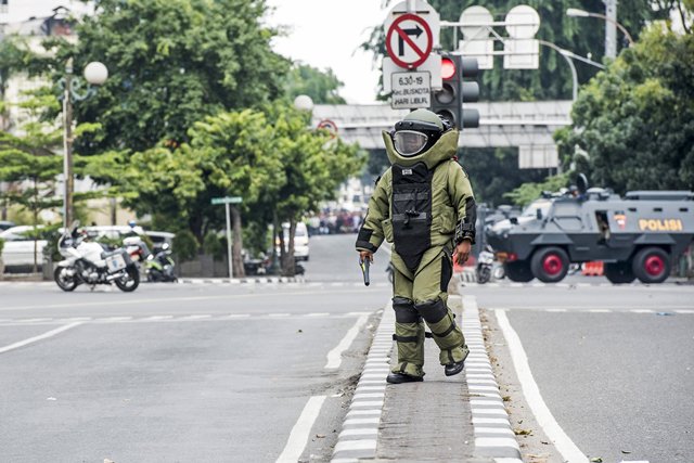 Blasts, gunfight rock Jakarta; at least 3 dead