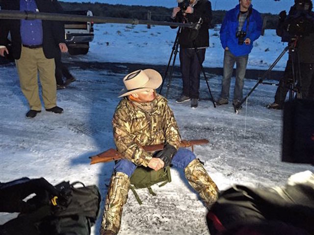 Militia groups meet with leaders of Oregon occupation, pledge support