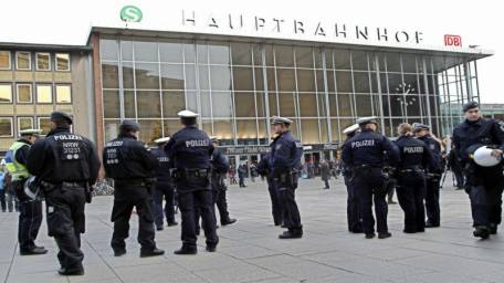 Hundreds protest against Cologne attacks and slow political response