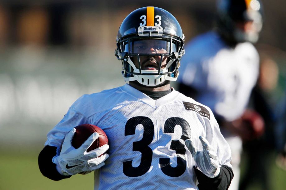 Pittsburgh Steelers running backs Fitzgerald Toussaint runs a drill during an NFL football practice in Pittsburgh Wednesday Jan. 6 2016. With starting running back De Angelo Williams right foot still hurting Toussaint and Jordan Todman will get