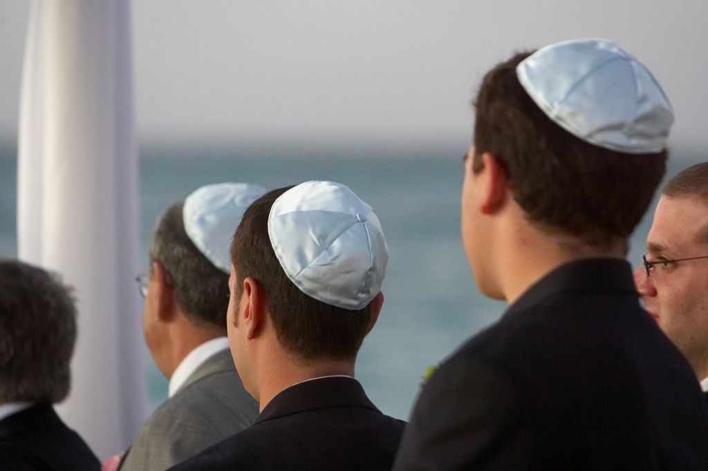 Row as Jews told to avoid skullcap