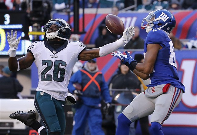 New York Giants wide receiver Rueben Randle makes a catch against Philadelphia Eagles strong safety Walter Thurmond for a touchdown during the third quarter of an NFL football game Sunday Jan. 3 2016 in East Rutherford N.J. (AP