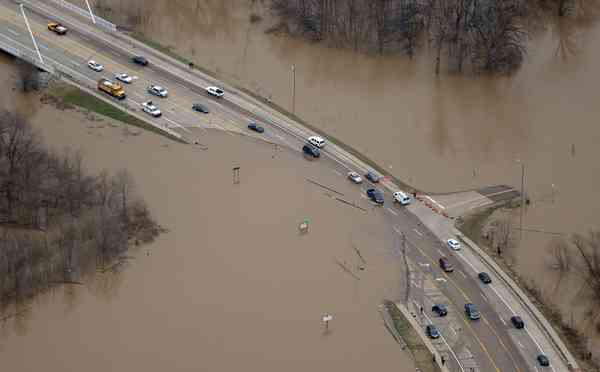 States in the Midwest of the US are bracing for more flooding as rain-swollen rivers overflow their banks