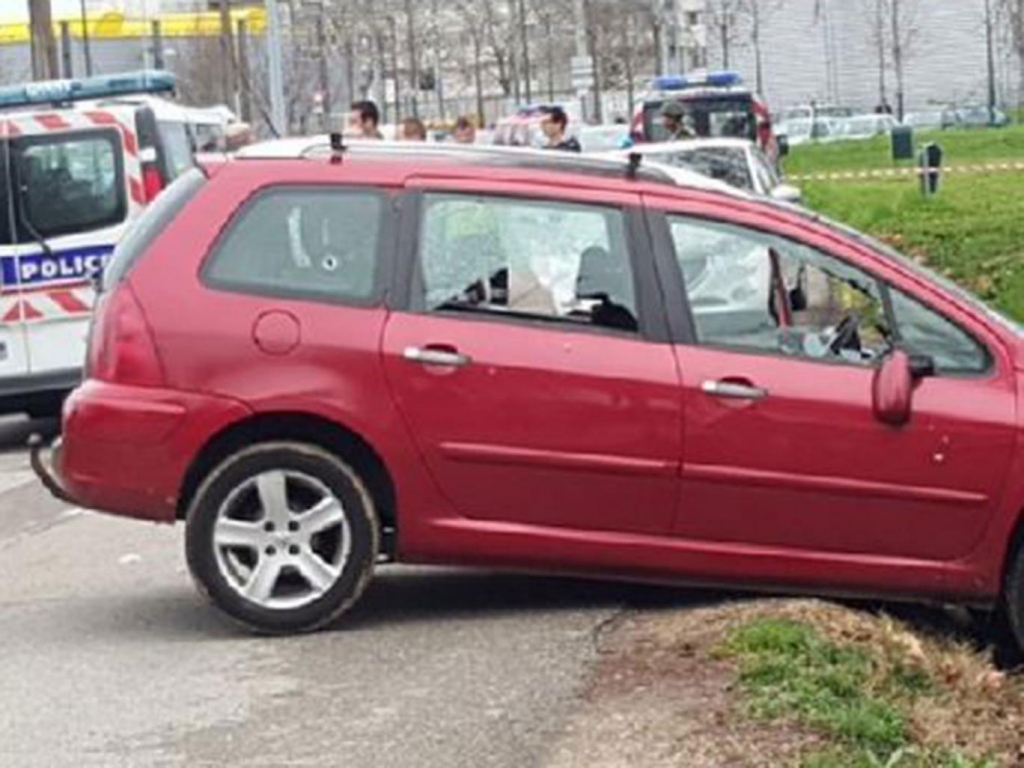 French soldiers fired on the car when it refused to stop @Islametinfo  Twitter