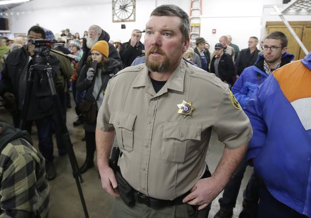 Cheers for sheriff who tells armed group to 'go home&#39