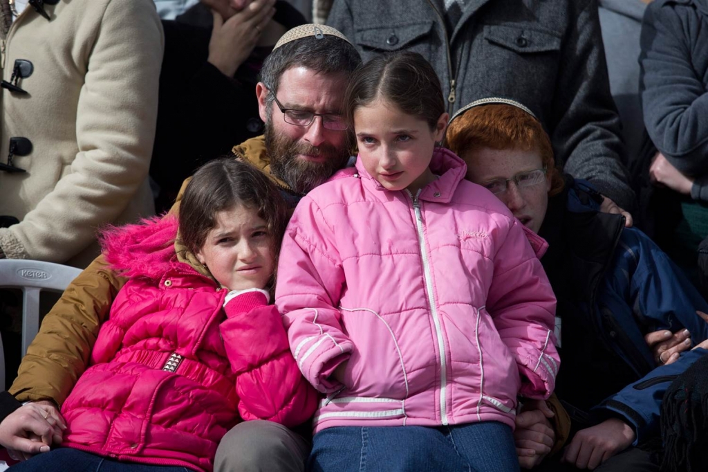 Image Natan Meir and his children