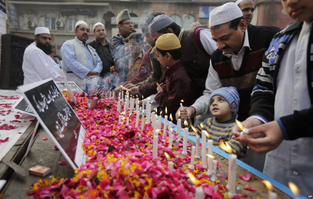 Indian Muslims pay tribute to Indian soldiers killed in the recent Pathankot air base attack outside a mosque in New Delhi Jan. 8 2016