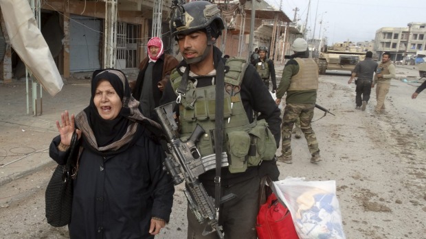 Iraqi security evacuate trapped civilians in Ramadi on Thursday