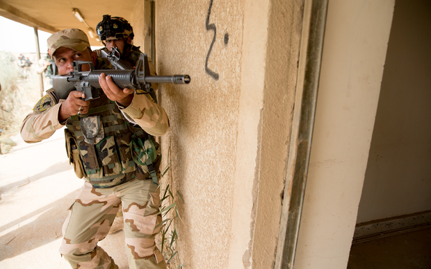 Iraqi troops training in urban clearances and tactics